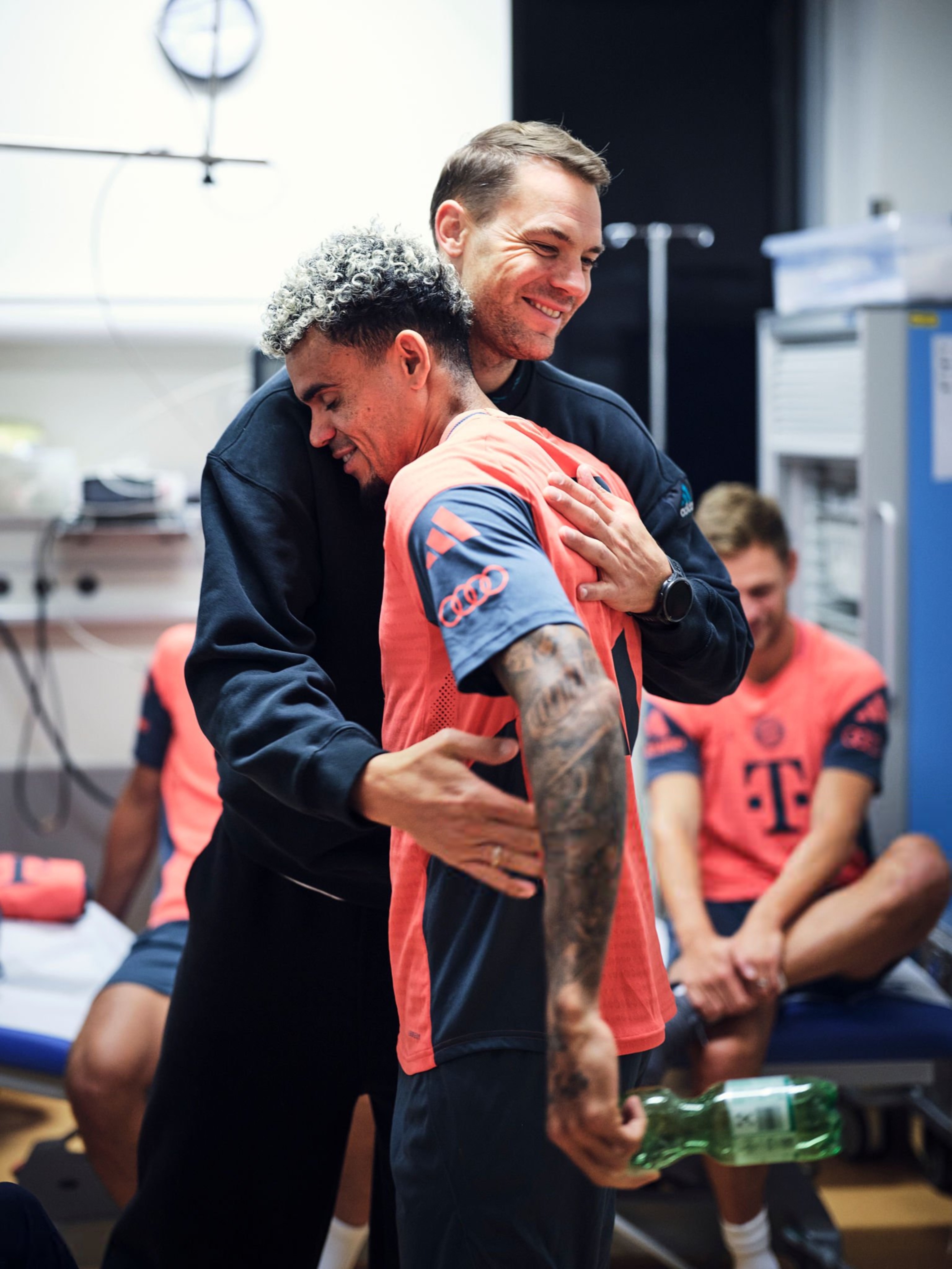 拜仁慕尼黑发布备战花絮；冲刺阶段官宣签约；欧超杯任务艰巨；数据趋势出现新变化的简单介绍